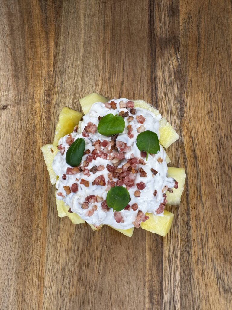 603.  Hønsesalat på frisk ananas m